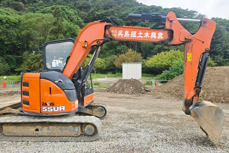 重機を操作するスタッフ