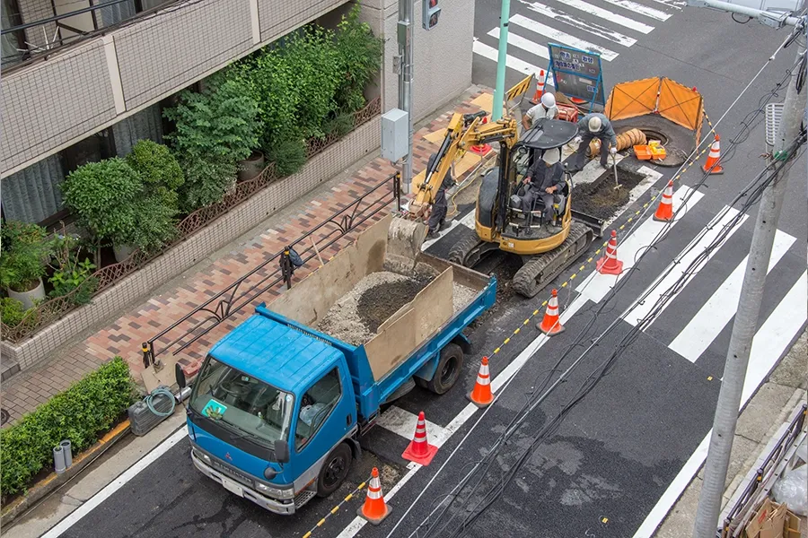 排水路や側溝、道路などの公共工事の作業風景